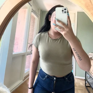 Basic T-shirt Zara - En kroppsformande T-shirt från Zara i beige/grön färg