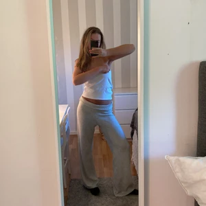 Supermysiga mjukisbyxor  - Hejsan! Säljer dessa low waist mjukisbyxor som jag köpte på H&M för ungefär 249kr 🤍