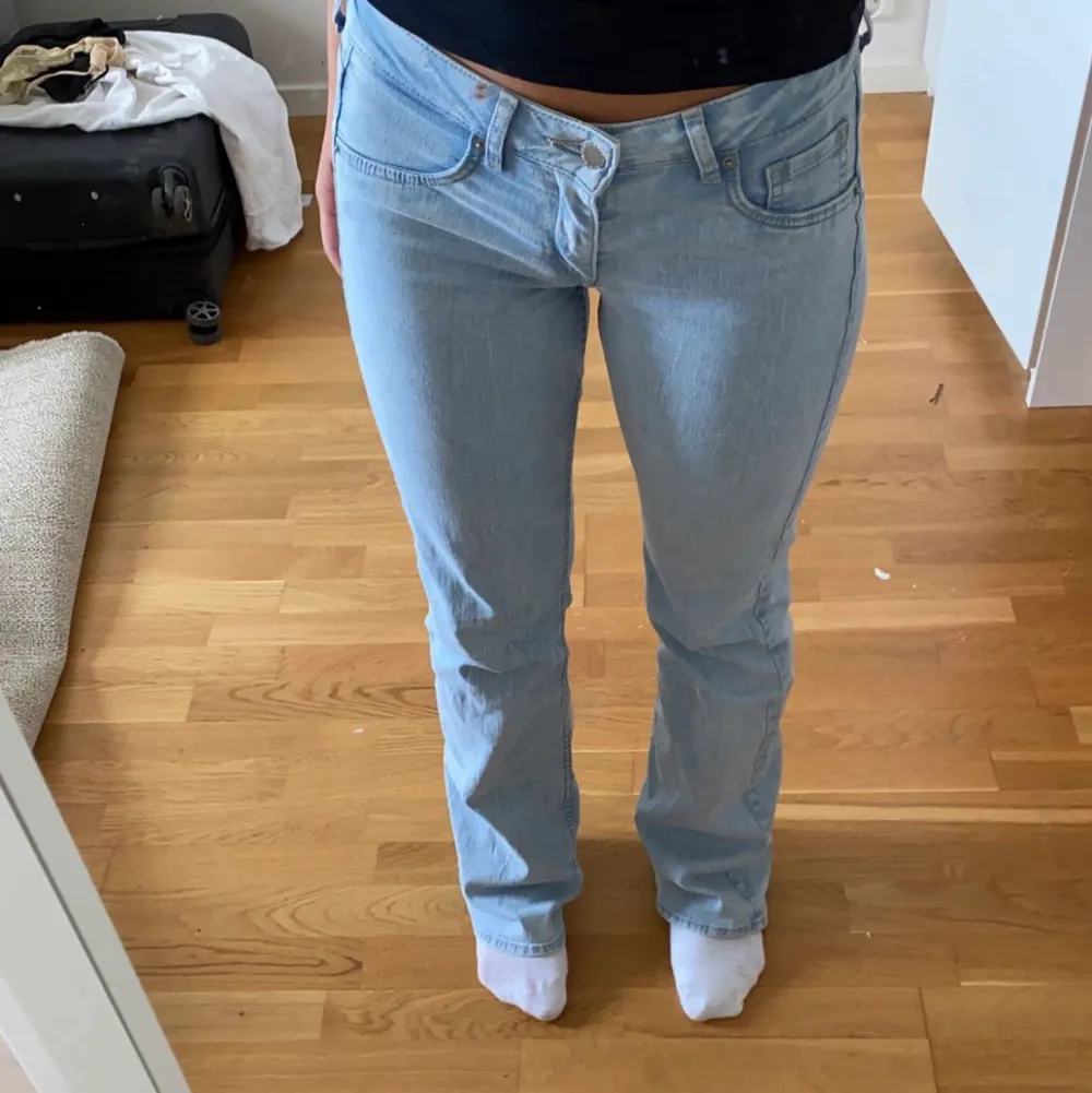 Snygga lågmidjade jeans från hm som är helt slutsålda på hemsidan. Endast använda fåtal gånger. De är långa på mig som är ca 163cm lång 💓💓. Jeans & Byxor.