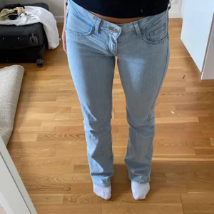 Lågmidjade jeans strl 36 - Snygga lågmidjade jeans från hm som är helt slutsålda på hemsidan. Endast använda fåtal gånger. De är långa på mig som är ca 163cm lång 💓💓