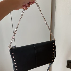 Väska - Säljer denna fina slutsålda väska från zalando🤍aldrig använd