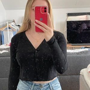 Svart topp - En svart topp från vero moda i stl M