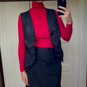 Polotröja från uniqlo  - Röd polotröja i 100% ull! Är superskön och gosig men använder inte längre, har ett litet lagat hål på innerärmen men inget som syns! 