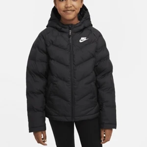 Vinter Jacka - Säljer min vinterjacka pga att den har blivit lite liten. Den är i storlek XL barnstorlek och har blivit använd i två vintrar men den är i bra skick. Köptes för 800kr och säljer för 200kr💕 Köpare står för frakt