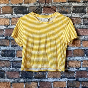 Gulvit randig top - Jättefin oversized top från Monki. Passar som XS. I fint skick. För fler bilder eller mått kontakta mig 👐 Frakt sker via PostNord frimärken 26 kr 📦