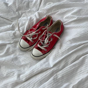 Röda converse  - Säljer dessa röda ascoola converse❤️‍🔥 priset går att diskutera, men frakten ingår inte🫶🏼🎸 buda på