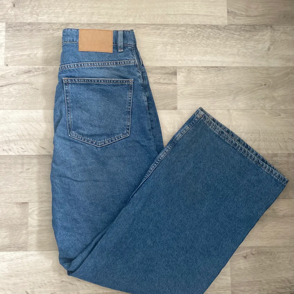 Wide high jeans från h&m i stl 38.  . Jeans & Byxor.