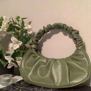 Grön väska - Hej! Säljer dena superfina olivgröna väska då den inte kommer till användning längre. Inte säker på var den är köpt då jag fick den i present.  Den är i nyskick, säljer för 90kr