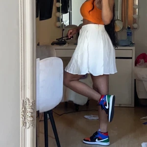 Linne kjol  - Linne kjol med inbyggd kjol, så himla enkel och stilren kjol. Säljer då jag har köpt en annan som jag gillar mer. 