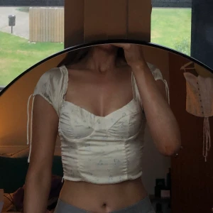 Kissthesky - Blommig blustopp i strl S från kiss the sky använd fåtal gånger 