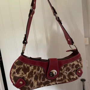 Guess väska i Leopard!  - Fint skick. Från Guess! 