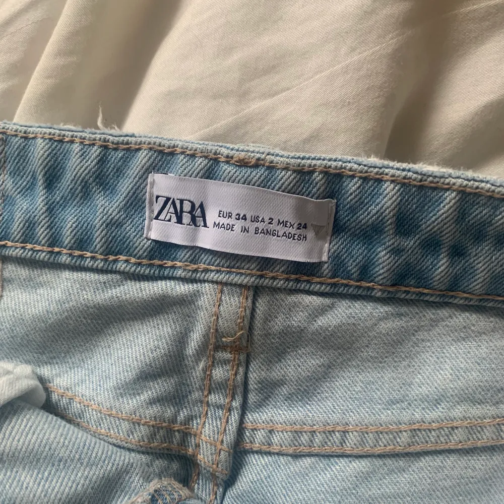 Säljer dessa jättefina midrise jeansen från zara då de är för små. Skriv privat för bild på🤍. Jeans & Byxor.