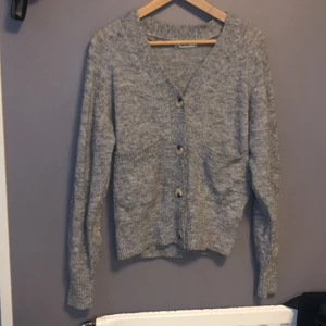 Tröja från cubus  - Hej jag säljer en tröja från Cubus. Är inte säker på ny priset men de ligger nånstans mellan 200-300. Använd 1 gång. Storlek xs. Materialet är lite som ull. 