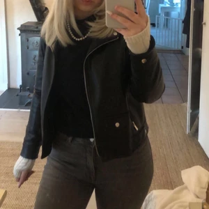 Gråa bootcut jeans  - Säljer mina jättefina grå bootcut jeans ifrån only 💕 de är i storlek Mx30 och passar bra på mig som är 1,60 men skulle nog passa nån som är lite längre också! Slutsålda på Zalando och väldigt bra recensioner, Skriv om ni undrar över något! ☺️💕 nypris:450kr