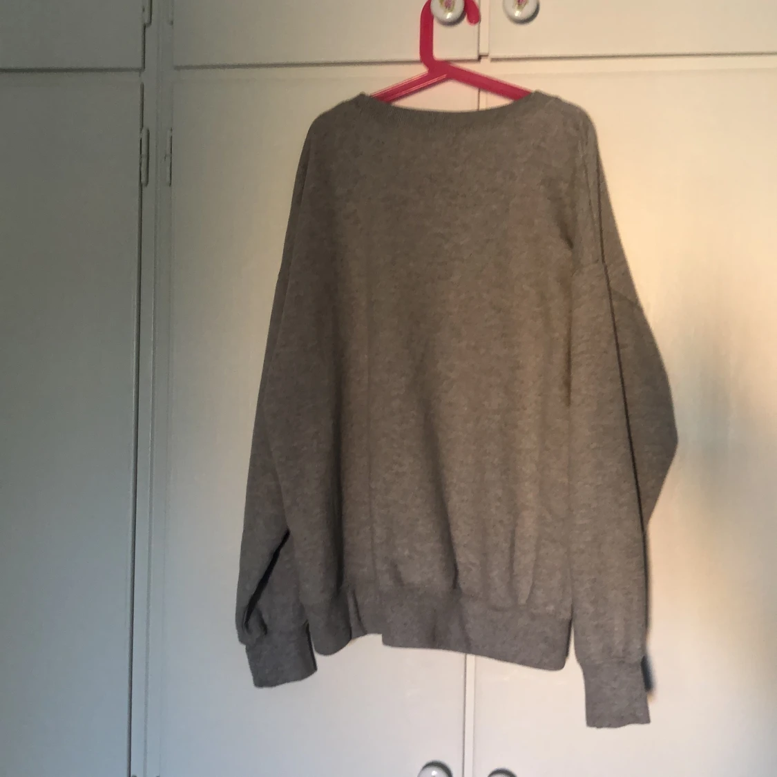 En grå tjockare tröja, dock ingen hoodie.  - 90