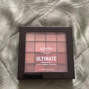 Nyx palette  - Nu säljer jag ett fint palette ifrån Nyx! Använd ungefär 4 gånger, köpt för ungefär 200+ men säljer för 60kr + frakt. Paketet är tyvärr inte spårbart💞