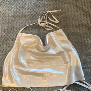 Hm divided knyt topp - Hej💓 säljer denna jätte fina topp som är från hm. Har används 2 gngr men är nästan i nyskick. Storlek xxs