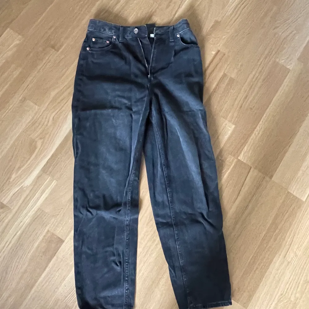 Dålig bild men fina svarta jeans från hm, har aldrig använt dessa. Jeans & Byxor.