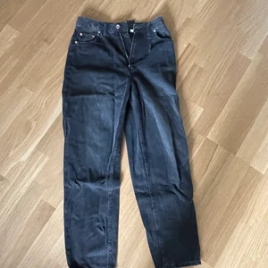 Svart jeans från HM - Dålig bild men fina svarta jeans från hm, har aldrig använt dessa
