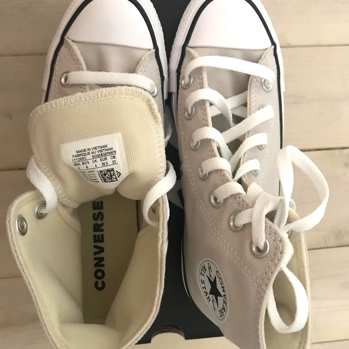 Nya beige/ljusgrå Converse  - 91