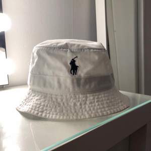Säljer nu min nya vita polo Ralph lauren bucket hat, har aldrig använt den för passade inte i den🌼 köparen står för frakten!!