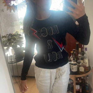 Zadig tröja  - Säljer denna zadig tröja från 2018!! går inte att få tag på längre 🤩🤩 Den e såå fin men den kmr tyvärr inte till användning. Köpt för 1200kr om jag inte minns fel, kan tänka mig att pruta till max 900kr. Köparen står för frakt!! 