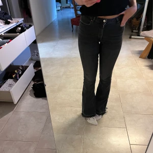 Bootcut jeans från zara - Grå/svarta bootcut jeans från zara.  Väldigt stretchiga så tror det kan passa om man är runt storlek 40 beroende på hur man vill att det ska sitta🥰