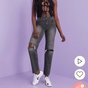 Mörkgråa jeans  - Säljer dessa mörkgråa jeansen från Nelly. Passar bra i längden för mig som är 172 (går över skorna) och funkar även för er som är lite kortare än mig. Knappt använda! (3de bilden visar samma jeans fast i blått på en som är 167 cm) 