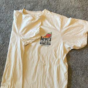 Levis tshirt med tryck på ryggen, använd typ 1 gång därav nyskick köpt för 350, köpare står för frakt