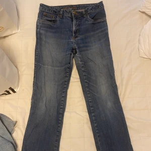 BLÅA JEANS - Mörkblåa Jeans, köpta secondhand. Modellen är väldigt rak och tightare i låren. Tyvärr har de blivit för små på mig så har ingen bild med dem på! Jag är 1.73 och de varit lagom långa för mig, hade nog passat som snyggast på någon som är kortare än mig! 