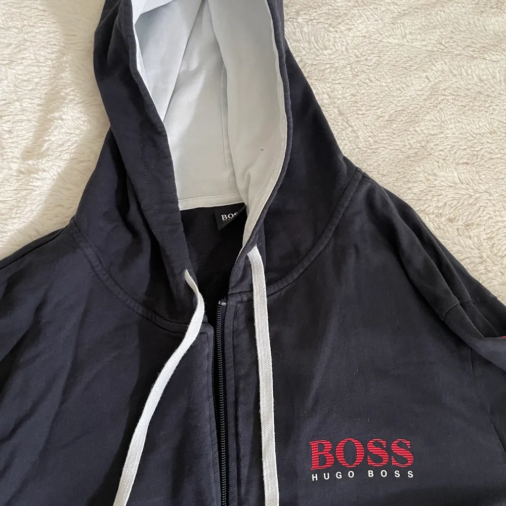 Jättefin blå Hugo boss zip upp hoodie storlek L i herrstorlek. Den är i bra skick och inte använd så mycket. . Hoodies.
