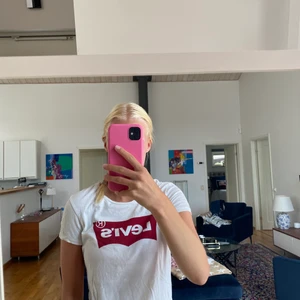 Levi’s t-shirt - Vit Levi’s t-shirt i storlek XS. Frakten står köparen för ca 39kr.💕