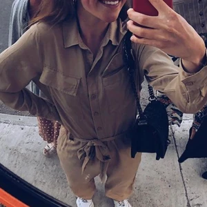 Beige jumpsuit - Säljer nu min fina beiga jumpsuit som är köpt på ginatricot. Använd två gånger så den är superfint skick. Kan skicka fler bilder ifall det önskas.💛