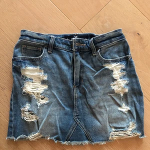 Super snygg Hollister kjol - Jenas kjol från Hollister i st 26. Fina slitningar där fram och den är en bra längd! Säljer pga för liten💕