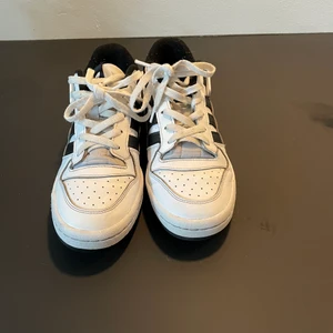 Adidas forum low - Säljer dessa skor pågrund av att dom inte kommer till användning, dom är i okwj sick men dom är lite smutsiga, hör av er för fler frågor och bilder.