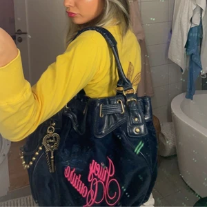 Juicy couture väska - Min fina marinblåa juciy väska som inte kommer till användning längre!! Den är rymlig och väldigt fin till de mesta! JAG FRAKTAR, tryck inte på köp nu