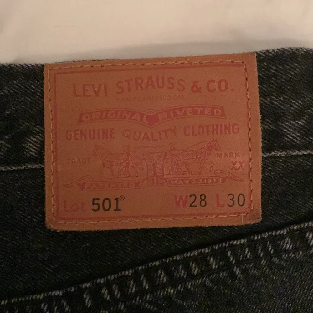 Säljer nu mina Levi’s 501 unisex modell. Säljer då de är för korta på mig som är 1,76. Jeansen passar i midjan på mig som brukar ha 36 i jeans👌. Jeans & Byxor.