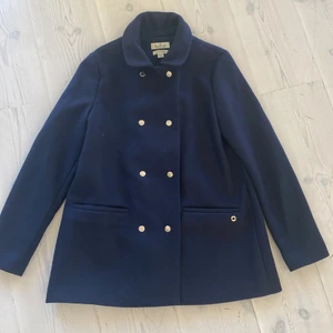 Marinblå Massimo Dutti kapp för barn - Marinblå Massimo Dutti barn kappa. Strl 13-14 år (158-166cm). Känns däremot liten i storleken. Dubbelknäppt, knappar i guld. Ylle material. Fodrad. 3/4 längd. Aldrig använd! Köparen får stå för frakten (49kr).
