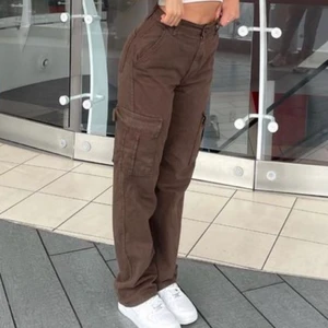 Strandivarius cargo - nypris 350kr 🤗 använda 2/3 gånger.. 200 för snabbt köp((: ganska så baggy och långa.