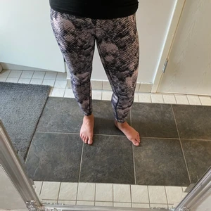 Thigts Casall - Casall thigts i rosa och svart. Sparsamt använda så sdom är fräscha. Sitter bra och är bekväma. 