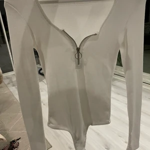 Body - Jättefin body i storlek xs med snygg dragkedja, aldrig använd 