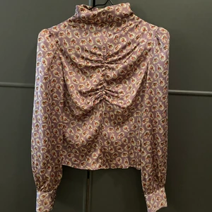 Blommig blus med knappar  - Blommig blus med knappar från Zara. Aldrig använd. True to size. Ord pris ca 299kr