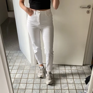 Vita jeans - Jättesnygga jeans köpta på stradivarius! 