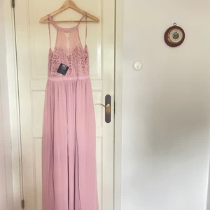 Balklänning - Aldrig använd, prislapp kvar!  Ljusrosa långklänning / maxiklänning med öppen rygg.