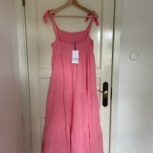 Sommarklönning - Supertrendig sommarklänning från zara som tyvärr aldrig kommit till användning. Storlek S men passar även xs.