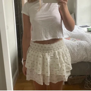 Zara kjol - Trendig, eftertraktad, slutsåld kjol. INTRESEKOLL, tryck ej på köp nu. Storlek S, använd fåtal gånger. Köparen står för frakt!många intresserade: köp direkt 450kr+frakt. Högsta bud:280+frakt