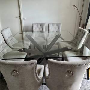 Matgrupppen ”Corona” från Mio. Matbord i glas med 8 bekväma stolar. Bordet är 150x150 cm. Köpta för 3 år sedan och är i mycket fint skick. Köptes för 10500 kr och säljes för 6000 kr.  Pris kan diskuteras vid snabb affär.  Säljer åt syster som ska flytta