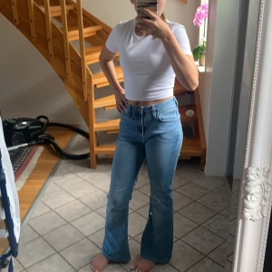 Utsvängda lee jeans - Ett par utsvängda lee jeans i storlek 32. Jätte fina, skriv privat för mer bilder❤️