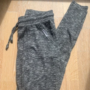 Gråa Gymshark byxor - Säljer mina sköna stickade gymshark byxor som har blivit sparsamt använda. De är perfekt att använda när man värmer upp inann man börjar träna! De är i storlek xs och passar mig perfekt men använder de tyvärr inte längre:)