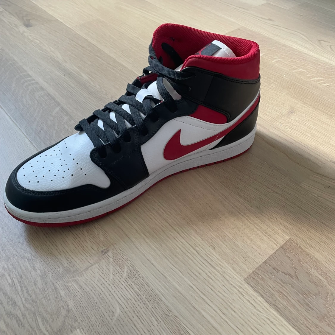 Air Jordan 1 mid gym röd svart vit  - 90